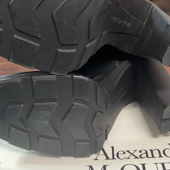 Gently worn Alexander McQueen 678530WHZ84 Woman’s boot Black 38C - Picture 12 of 12